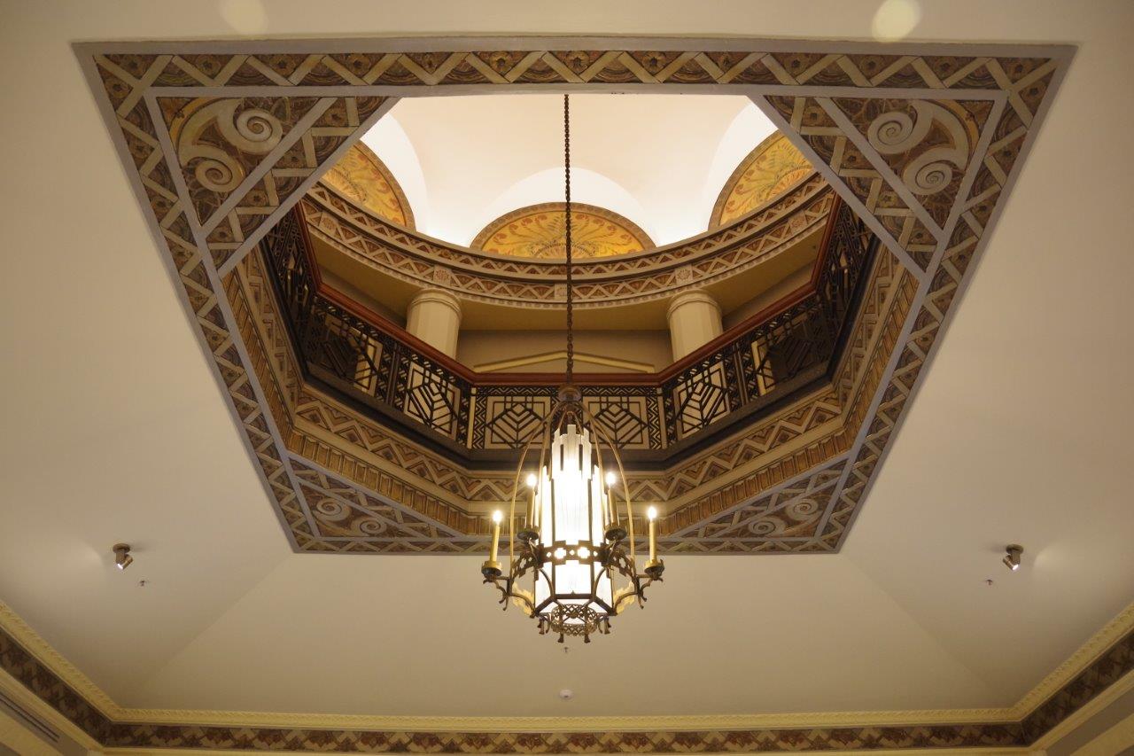 Ceiling light fixture 