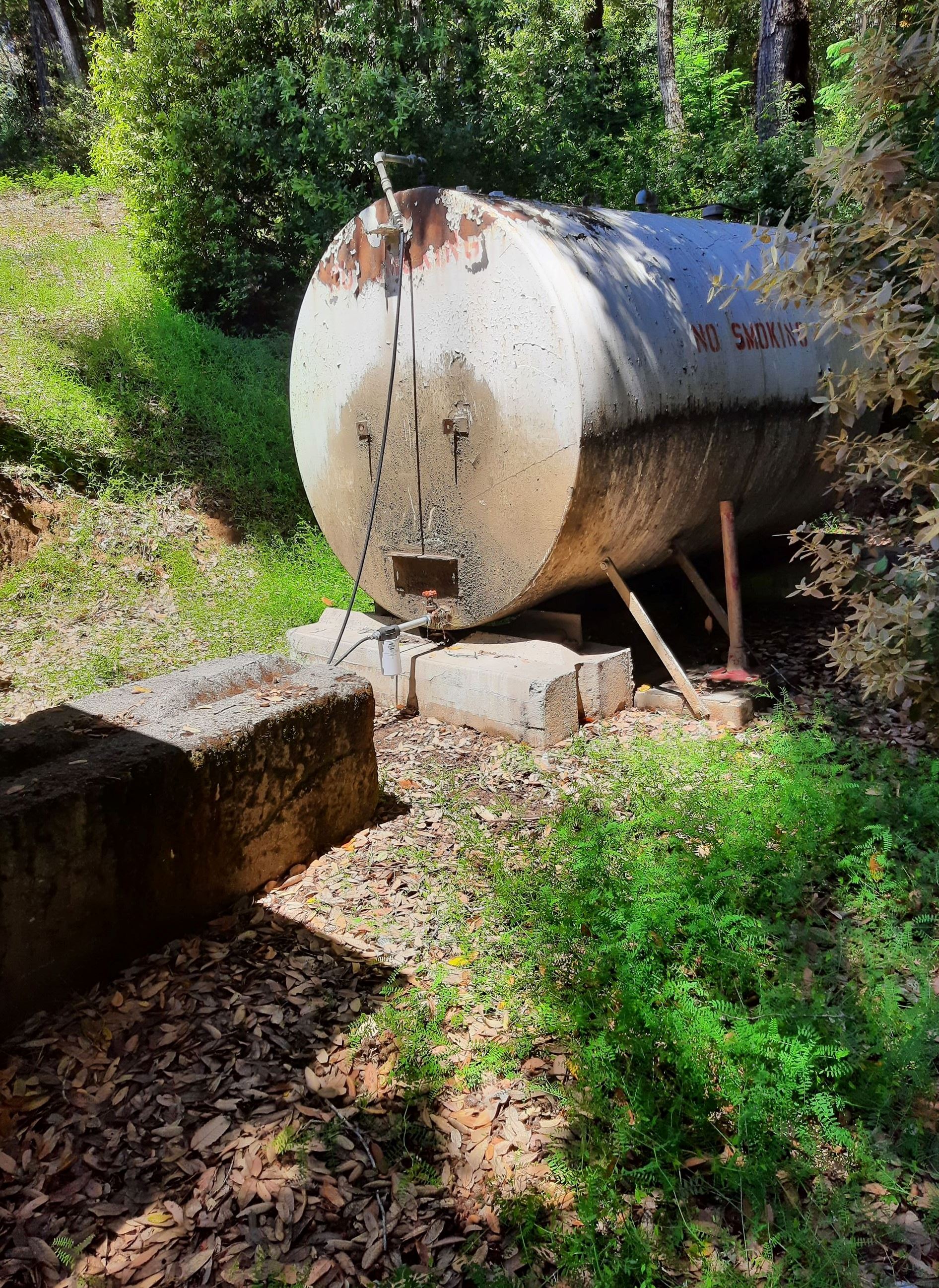 Large fuel tank with no containment